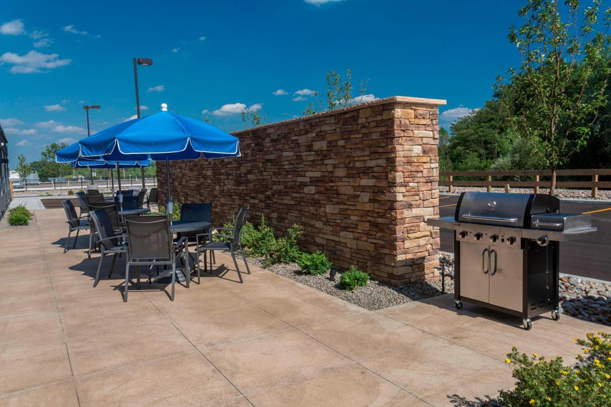 Fairfield Inn & Suites By Marriott Geneva Finger Lakes Exterior photo
